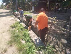 Antisipasi Banjir, Babinsa Ciro-Ciroe Bersama Warga Gelar Karya Bakti Bersihkan Saluran Air