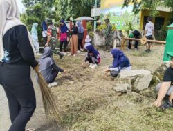 Antisipasi Banjir, Babinsa Maccorawalie Ajak Warga dan Staf Kelurahan Kerja Bakti Bersihkan Saluran Air