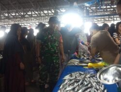 Pastikan Stok Aman, Babinsa Koramil 1420-04/Watang Pulu Pantau Harga Sembako di Pasar Lawawoi