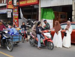 Koramil 1420-05/Dua Pitue Bersama Persit Tebar Kebaikan, Paket Takjil di Bagikan Untuk Pengendara