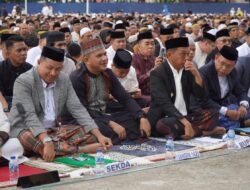 Dandim 1420/Sidrap dan Ketua Persit KCK Cab. XLIV Ikuti Sholat Idul Fitri Tingkat Kabupaten Sidrap di Stadion Ganggawa