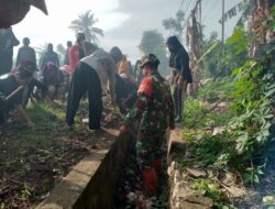 Antisipasi Banjir dan Penyakit, Babinsa Bersama Warga Polewali Gotong Royong Bersihkan Saluran Air