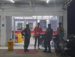 Tingkatkan Keamanan Wilayah, Babinsa Koramil 1420-01/Panca Lautang Gelar Patroli Siskamling di Desa Corawali