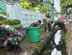 Cegah Genangan di Jalan Jenderal Sudirman, Personel Kodim 1420/Sidrap Bersihkan Saluran Air