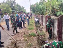 Personel Koramil 1420-04/Watang Pulu Bersama Siswa SMK Negeri 3 Sidrap Gelar Karya Bakti Bersihkan Saluran Air