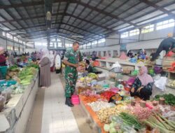 Pastikan Stok Aman dan Harga Stabil, Babinsa Koramil 1420-07/Baranti Pantau Pasar Sentral Baranti
