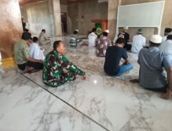 Pererat Silaturahmi dan Pantau Situasi, Babinsa Kodim 1420/Sidrap Gelar Safari Subuh dan Komsos