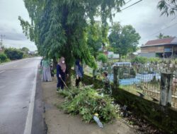Bersihkan Sekitar Perkuburan Lagon, Babinsa Baranti Sinergi dengan Staf Kelurahan dan Siswa Sekolah
