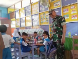 Cegah Stunting Sejak Dini, Babinsa Kodim 1420/Sidrap Dampingi Penyaluran Makan Bergizi Gratis