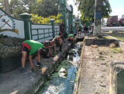 Cegah Genangan dan Jaga Lingkungan, Pasi Ops Beserta Anggota Kodim 1420/Sidrap Bersihkan Selokan Depan Makodim