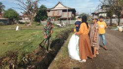 Bersihkan Parit dan Lingkungan Lapangan Andi Sulolipu, Babinsa Ramil 02/Tellu Limpoe Gelar Karya Bakti Bersama Warga