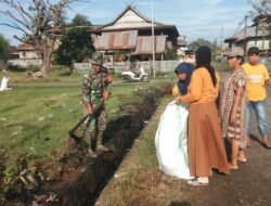 Bersihkan Parit dan Lingkungan Lapangan Andi Sulolipu, Babinsa Ramil 02/Tellu Limpoe Gelar Karya Bakti Bersama Warga