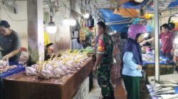 Jamin Stabilitas Harga Pangan, Babinsa Koramil 1420-03/Maritengngae Pantau Pasar Sentral Pangkajene