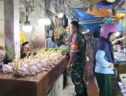 Jamin Stabilitas Harga Pangan, Babinsa Koramil 1420-03/Maritengngae Pantau Pasar Sentral Pangkajene
