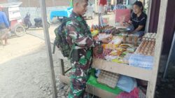 Pastikan Harga Sesuai Standar, Serka Anwar R  Pantau Pasar Sentral Amparita