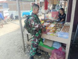 Pastikan Harga Sesuai Standar, Serka Anwar R  Pantau Pasar Sentral Amparita