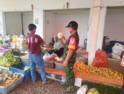 Pantau Harga Sembako, Serma Kamaruddin Cek Pasar Sentral Baranti