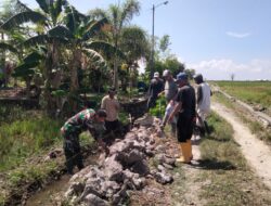 BABINSA DESA CIRO-CIROE GELAR KARYA BAKTI BERSIHKAN SALURAN AIR DI DUSUN MATTIRO
