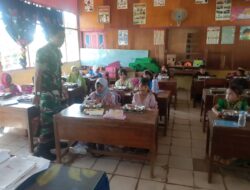 Dukung Program Pemerintah Pusat, Babinsa Kodim 1420/Sidrap Dampingi Penyaluran Makan Bergizi Gratis
