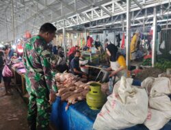 Pantau Harga Sembako, Sertu Hasdi Cek Pasar Tradisional Lawawoi