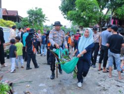 Polisi dan Warga Gotong Royong Bersihkan Parit Pasca Banjir di Sidrap