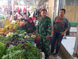 Babinsa Desa Cirociroe Pantau Ketersediaan dan Harga Bahan Pokok di Pasar Lawawoi Sidrap