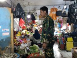 Babinsa Kelurahan Lakessi Pantau Harga Bahan Pokok di Pasar Sentral Pangkajene, Sesuai Harga Acuan Pemerintah