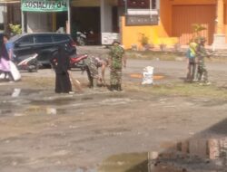 BABINSA KORAMIL 06/PANCARIJANG GELAR KARYA BAKTI BERSAMA WARGA, JAGA KEBERSIHAN LINGKUNGAN DESA BINA BARU