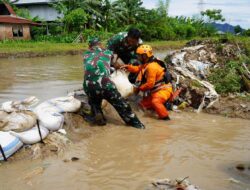 Aksi Nyata Dandim 1420 Sidrap: Ikut Angkut Pasir dan Bangun Tanggul Penahan Banjir