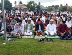 Babinsa Ramil 1420-05/Dua Pitue Hadiri Sholat Idul Adha di Desa Bulucenrana, Hadirkan Ribuan Jamaah