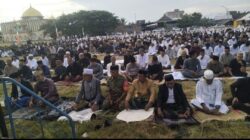Babinsa Kelurahan Empagae Ikut Sholat Idul Adha Bersama Warga di Lapangan Sepak Bola