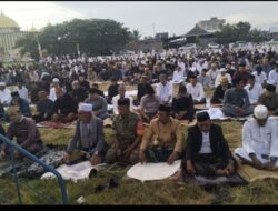 Babinsa Kelurahan Empagae Ikut Sholat Idul Adha Bersama Warga di Lapangan Sepak Bola