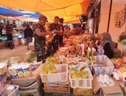 Pantau Harga dan Ketersediaan Sembako, Sertu Zainuddin Cek Langsung Pasar Sentral Baranti