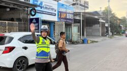 Aksi Polwan Sidrap Nyebrangin Anak di Jalan Dapat Apresiasi Warga