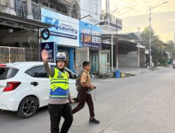 Aksi Polwan Sidrap Nyebrangin Anak di Jalan Dapat Apresiasi Warga
