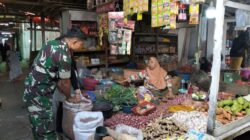 Pantau Ketersediaan dan Harga Sembako, Babinsa Koramil 05/Dua Pitue Cek Pasar Sentral Tanru Tedong