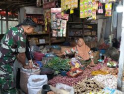 Pantau Ketersediaan dan Harga Sembako, Babinsa Koramil 05/Dua Pitue Cek Pasar Sentral Tanru Tedong