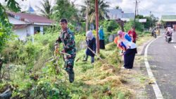 Babinsa Pajalele Bersama Staf Kelurahan dan Guru TK Gelar Kerja Bakti Jumat Bersih di Lingkungan III