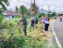 Babinsa Pajalele Bersama Staf Kelurahan dan Guru TK Gelar Kerja Bakti Jumat Bersih di Lingkungan III