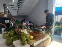 Babinsa Lawawoi Cek Harga Bahan Pokok di Pasar, Pastikan Ketersediaan dan Stabilitas Harga