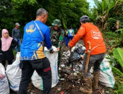 Danpos Ramil 05/Dua Pitue Bersama Forkopimcam Pitu Riawa Gelar Kerja Bakti Jumat Bersih di Desa Sumpang Mango