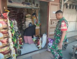 Babinsa Mojong Pantau Harga Sembako di Pasar Pangkajene, Cegah Kenaikan Harga Tak Wajar