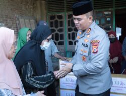 Momentum Hari Bhayangkara 80, Kapolres Sidrap Salurkan Puluhan Paket Bansos ke Warga