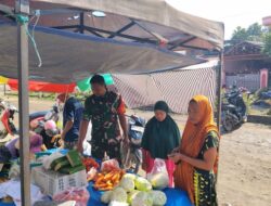 Babinsa Koramil 04/Watang Pulu Pantau Ketersediaan dan Harga Bahan Pokok di Pasar Lawawoi
