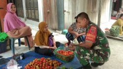 Babinsa Koramil 02/Tellu Limpoe Pantau Harga dan Ketersediaan Bahan Pokok di Pasar Amparita