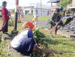 Babinsa Pajalele Bersama Warga Gelar Karya Bakti Dukung Program Kebersihan Kabupaten Sidrap