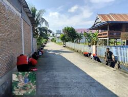Babinsa Carawali Bersama Mahasiswa KKN Unhas Gelar Karya Bakti Bersihkan Saluran Air