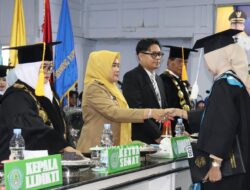 Universitas Ichsan Sidrap Wisuda 140 Sarjana, Wakil Bupati Ajak Lulusan Berkontribusi bagi Kemajuan Daerah  Universitas Ichsan Sidenreng Rappang (Sidrap) mewisuda 140 sarjana Program Strata Satu (S1) Angkatan III dalam Rapat Senat Terbuka Luar Biasa yang berlangsung di Aula Universitas Ichsan Sidenreng Rappang, Senin (13/7/2026).   Kegiatan tersebut dihadiri Wakil Bupati Sidrap, Nurkanaah, bersama Ketua Yayasan Universitas Ichsan, Kepala LLDIKTI Wilayah IX, Rektor Universitas Ichsan Sidenreng Rappang, unsur Forum Koordinasi Pimpinan Daerah (Forkopimda) Kabupaten Sidrap, para dosen, orang tua wisudawan, serta tamu undangan lainnya.  Rapat Senat Terbuka Luar Biasa dibuka oleh Ketua Senat yang juga Rektor Universitas Ichsan Sidrap Darnawati. Dalam laporan akademik disampaikan bahwa sebanyak 140 wisudawan resmi dikukuhkan sebagai lulusan Program Sarjana (S1) Angkatan III yang berasal dari empat fakultas, yakni Fakultas Ekonomi dan Bisnis, Fakultas Ilmu Komputer, Fakultas Teknik, dan Fakultas Pertanian.  Wakil Bupati Nurkanaah menyampaikan ucapan selamat kepada seluruh wisudawan atas keberhasilan menyelesaikan pendidikan tinggi. Ia juga mengapresiasi berbagai inovasi dan prestasi yang ditunjukkan mahasiswa selama menempuh pendidikan di Universitas Ichsan Sidenreng Rappang.  “Atas nama Pemerintah Kabupaten Sidenreng Rappang, saya mengucapkan selamat kepada seluruh wisudawan. Semoga ilmu yang diperoleh menjadi bekal untuk meraih masa depan yang lebih baik dan memberikan manfaat bagi masyarakat,” ujarnya.  Nurkanaah menegaskan Pemerintah Kabupaten Sidrap senantiasa mendukung berbagai kegiatan positif yang mampu mendorong kemajuan daerah.   “Karena itu Saya mengajak para lulusan yang memiliki inovasi untuk bersama-sama membangun Kabupaten Sidrap agar semakin maju dan berdaya saing,” katanya.  Ia juga mengingatkan para lulusan bahwa tantangan dunia kerja ke depan semakin kompetitif. Oleh sebab itu, dibutuhkan kemampuan untuk terus belajar, beradaptasi, serta mengembangkan keterampilan yang relevan dengan kebutuhan zaman.  Pada kesempatan tersebut, Nurkanaah turut menyampaikan apresiasi dan terima kasih kepada para orang tua yang telah memberikan dukungan penuh kepada putra-putrinya hingga berhasil menyelesaikan pendidikan tinggi.   Ucapan yang sama juga disampaikan kepada seluruh dosen dan civitas akademika yang telah mendedikasikan ilmu, tenaga, dan pengabdiannya dalam mencetak sumber daya manusia yang berkualitas.  Di akhir sambutannya, ia berpesan kepada para lulusan agar terus mengembangkan kemampuan, berani mencari peluang kerja atau menciptakan lapangan usaha sendiri, serta tidak berhenti belajar dalam menghadapi tantangan dunia kerja yang terus berkembang.  “Jangan pernah berhenti belajar. Teruslah berusaha, cari peluang untuk bekerja maupun berwirausaha. Jadilah generasi yang mampu menciptakan peluang dan memberikan manfaat bagi masyarakat serta daerah,” pesannya.