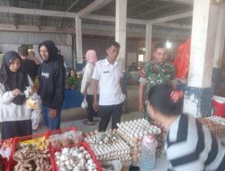 Personel Koramil 01/Panca Lautang Monitor Harga Sembako di Pasar Sentral Bilokka