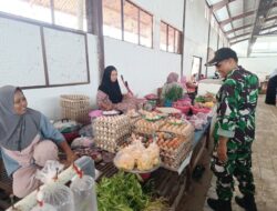 Personel Koramil 07/Baranti Monitoring Harga Sembako di Pasar Sentral Baranti
